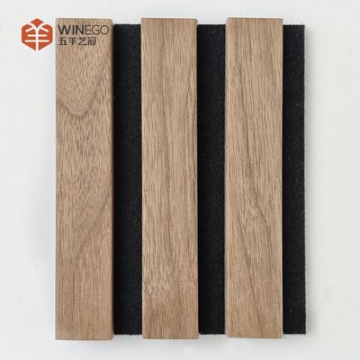 Anpassungsfähige Schiefer-Akustikplatten aus Holz für ruhige und stilvolle Innenräume