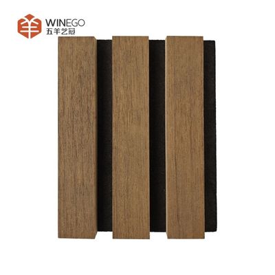 Moderne Akustikplatten aus Holz mit verschiedenen Farben für höchste Serenität